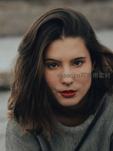 红唇女子凝视镜头展现魅力