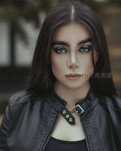 酷飒皮衣女郎直视镜头气场全开