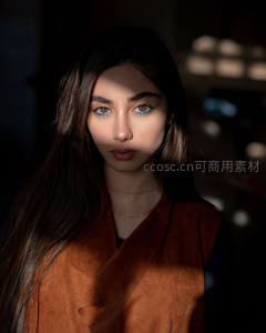 光影中的深邃凝视