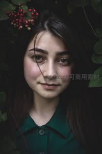 绿叶红果间的少女