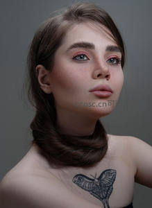 蝴蝶纹身少女，粉蓝眼影艺术人像