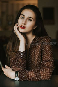 复古印花衬衫女子沉思侧颜