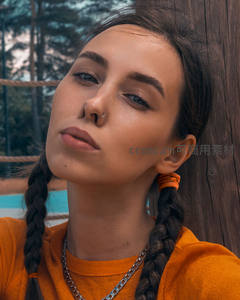 双辫少女木桩旁自拍