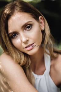 阳光下的温柔侧颜