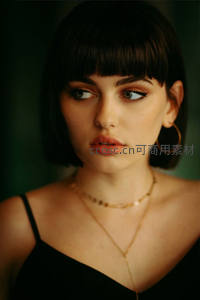 黑发齐刘海时尚特写