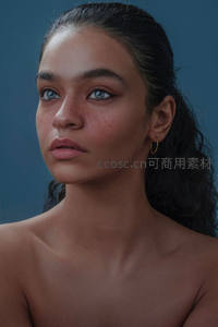 蓝眸少女凝视镜头，自然雀斑点缀清新面容