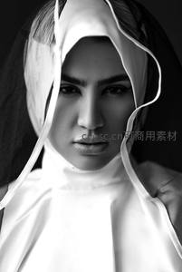 黑白头纱下的凝视