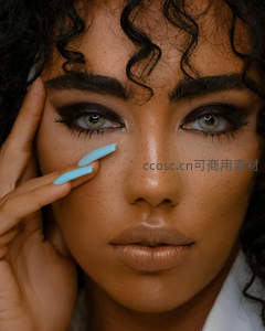 卷发美人蓝甲轻触脸颊