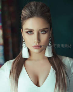 佩戴流苏耳环的精致妆容美女