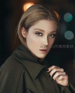 夜色霓虹中回眸的都市摩登女郎