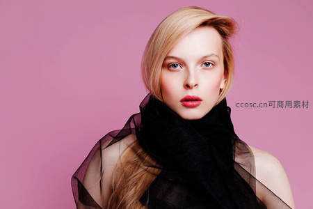 粉色背景下的优雅女性肖像