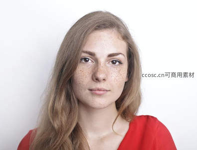 自然光下雀斑少女的纯真面容