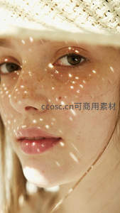 草帽光影洒落的少女面部特写