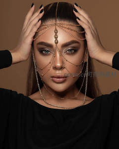 金链面饰摩登女郎