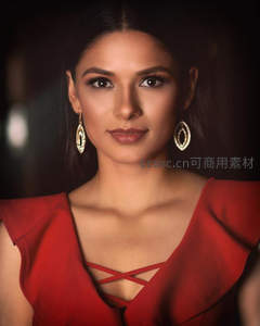 红裙佳人佩戴华丽耳饰的高贵肖像