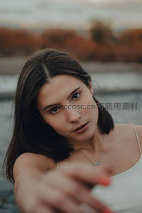 湖畔少女伸手邀约的温柔瞬间