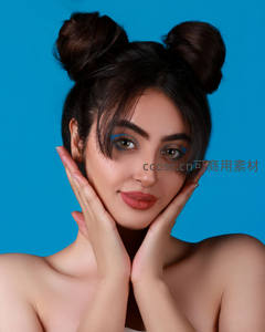 蓝调背景下双丸子头美女特写