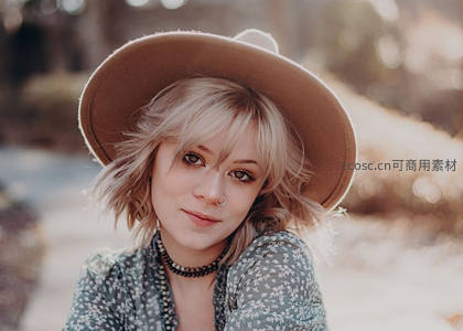 宽檐帽女孩林间微笑的温柔时刻