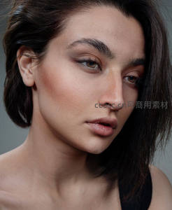 精致妆容下的优雅女性侧颜特写