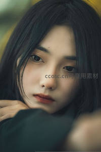 黑发少女凝视镜头的静谧瞬间