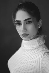 黑白高领的优雅