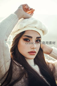 阳光下的贝雷帽女孩