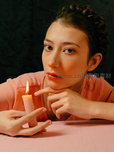 烛光下少女凝望的静谧时刻