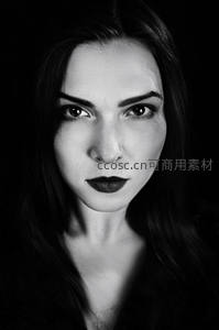 黑白光影中深邃眼神的女性肖像