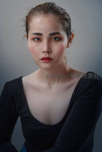 红唇女子直视镜头