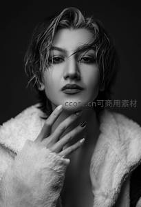 黑白光影下的优雅女性