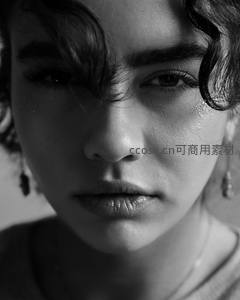 黑白特写中深邃的眼神