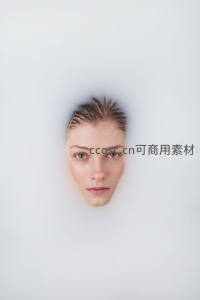 牛奶浴中的宁静面容