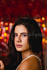 霓虹背景下的迷人回眸