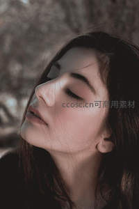 闭目享受阳光的侧颜