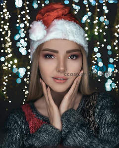 圣诞帽女孩在梦幻灯海中的甜美笑容