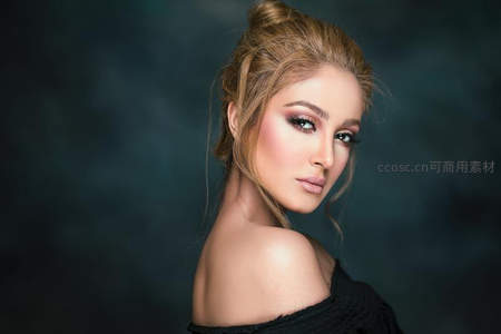 盘发佳人侧颜优雅回眸