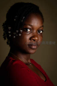 深色背景中非洲女性侧脸特写