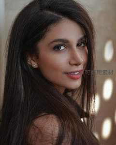 柔光下微笑的长发女子侧颜