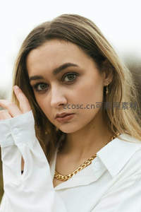 白衬衫金链少女的沉思瞬间
