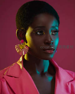 霓虹光影下的时尚黑美人