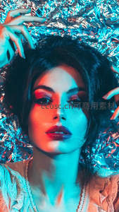 霓虹光影下的神秘女性肖像