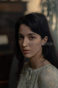 复古蕾丝裙女子回眸凝视镜头