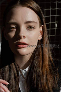 阳光穿透网格的少女面庞