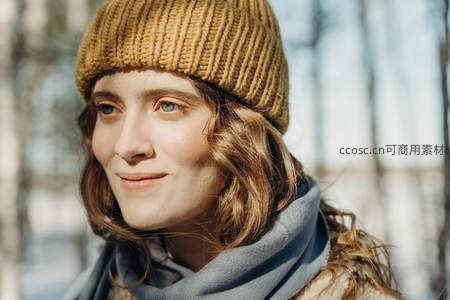 冬日林间微笑的温暖女孩