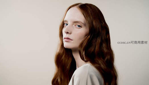 红发女子侧颜凝视镜头