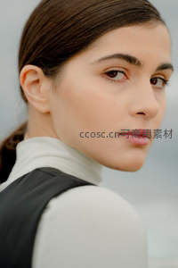 白衫黑背心女子回眸