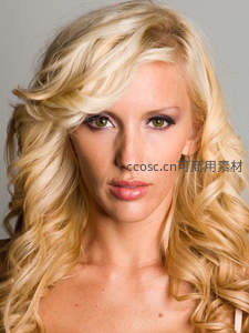 金色卷发美女直视镜头