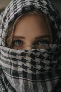 格纹头巾遮面的蓝眸女子