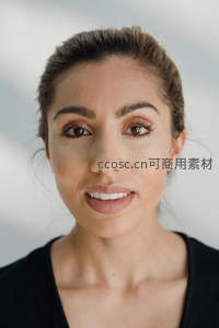 微笑女性直视镜头的清新肖像