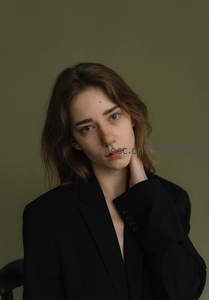 深色西装青年女性凝视镜头